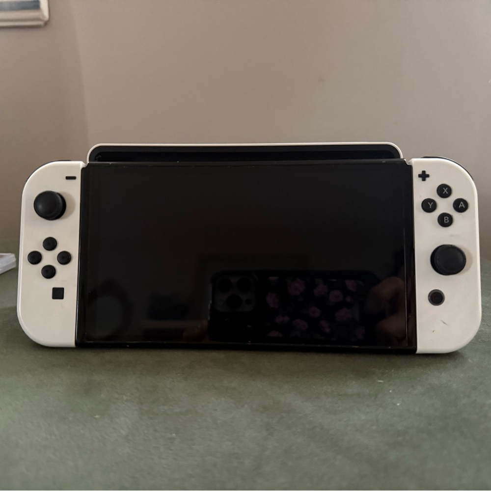 Used Nintendo Switch OLED Bundle with 400GB Memory Card - Picture 7 of 12